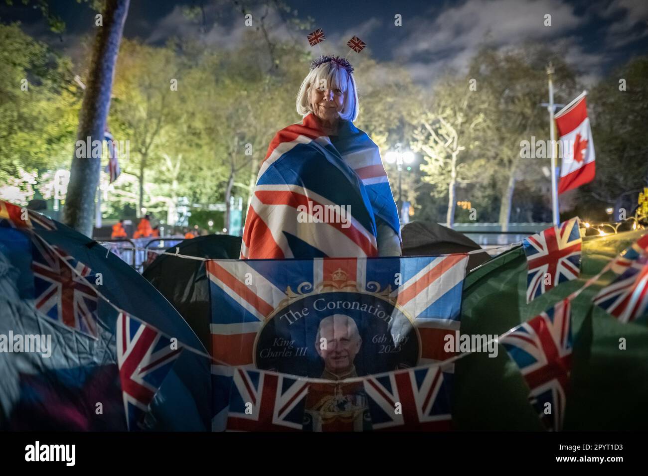 London, Großbritannien. 4. Mai 2023 Königliche Fans verbringen die Nacht in der Mall in der Nähe des Buckingham Palace in ihrem so genannten „King Charles“ Camp, um einen erstklassigen Platz vor der Krönung am Samstag, den 6. Zu bekommen. Kredit: Guy Corbishley/Alamy Live News Stockfoto