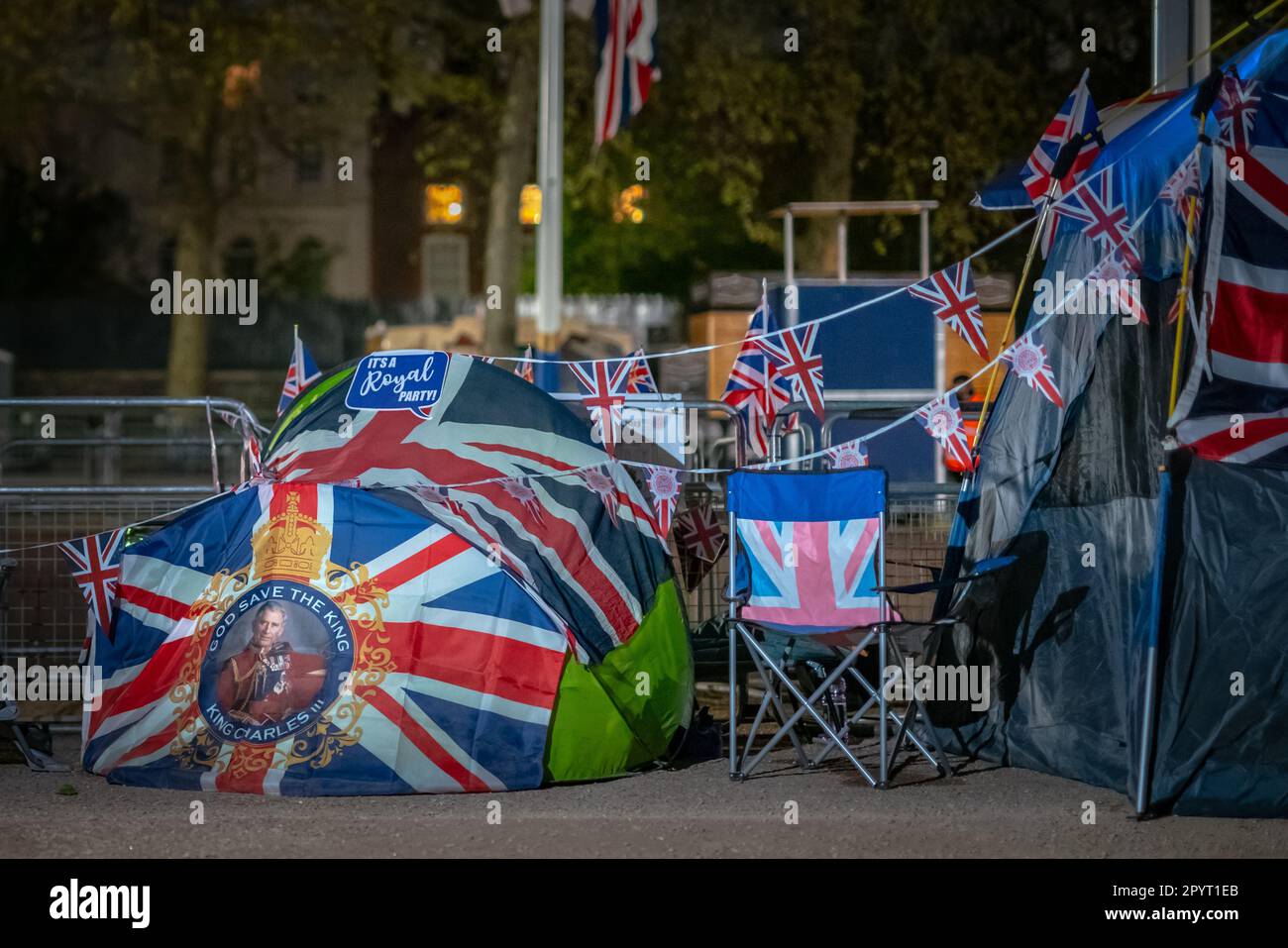 London, Großbritannien. 4. Mai 2023 Königliche Fans verbringen die Nacht in der Mall in der Nähe des Buckingham Palace in ihrem so genannten „King Charles“ Camp, um einen erstklassigen Platz vor der Krönung am Samstag, den 6. Zu bekommen. Kredit: Guy Corbishley/Alamy Live News Stockfoto