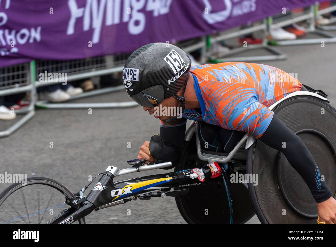 Sho Watanabe nimmt am TCS London Marathon 2023 Teil und fährt durch Tower Hill, London, Großbritannien. Rollstuhlsportler. Japanischer Para-Athlet. Stockfoto