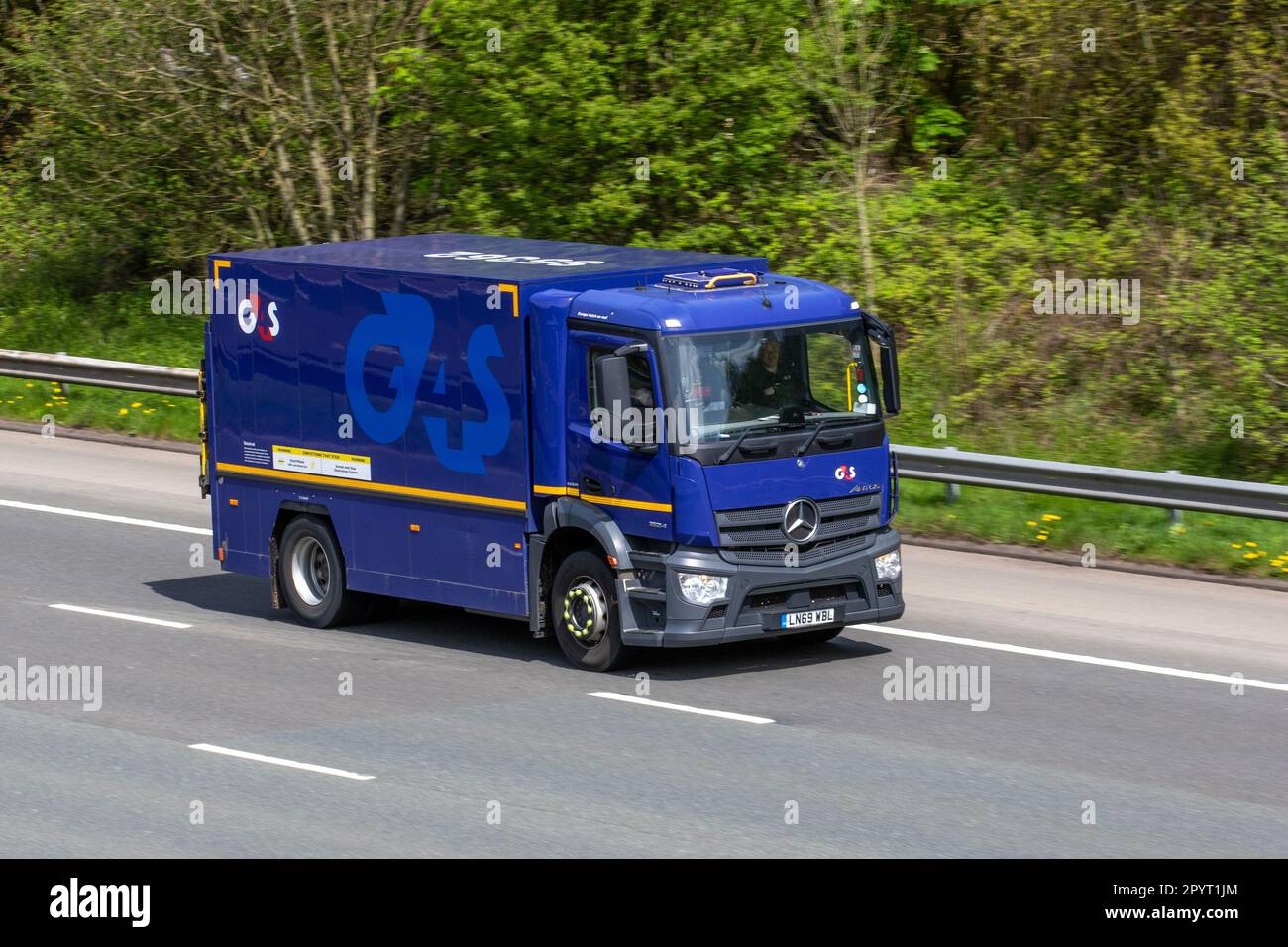 2019 blauer Mercedes Benz Actros G4S Diesel 7698 cm3 gepanzerter Sicherheitsbus mit Notluke auf der Autobahn M6, Großbritannien Stockfoto