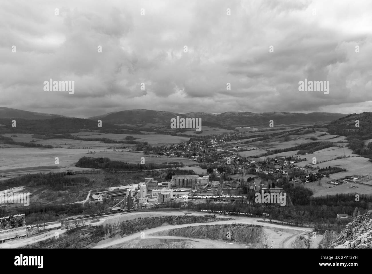 Blick vom Koutouc-Hügel über Stramberk in tschechien am bewölkten Tag im späten Herbst Stockfoto