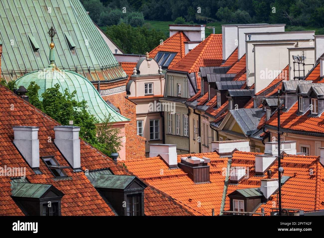 Blick über historische Häuser mit Dachfenstern und Schornsteinen in der polnischen Altstadt von Warschau. Stockfoto