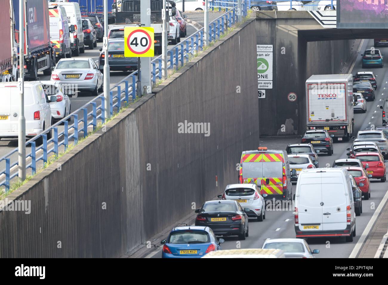 Birmingham, West Midlands, 5. Mai 2023 - die Coronation Bank Holiday Traffic begann heute Morgen auf der A38M Autobahn in Birmingham zu bauen, als Tausende auf die Straßen für die Kings Coronation fuhren. Quelle: Stop Press Media/Alamy Live News Stockfoto