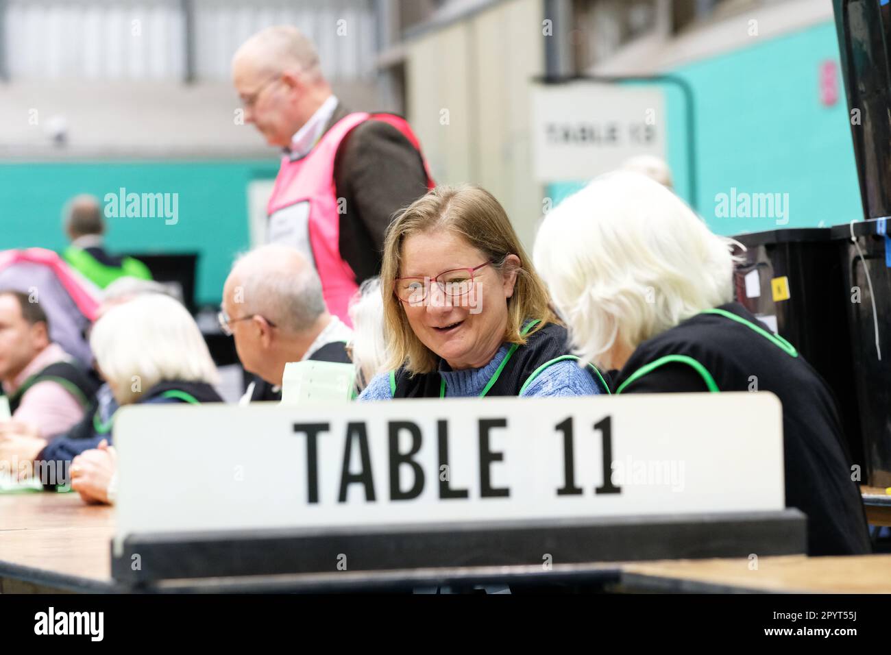 Hereford, Herefordshire, Großbritannien – Freitag, 5. Mai 2023 – Wahlbedienstete zählen in Hereford nach den Kommunalwahlen in England von gestern die Stimmen aus. In ganz England werden in 230 Räten über 8.000 Sitze des gemeinderats angefochten. Foto Steven May/Alamy Live News Stockfoto