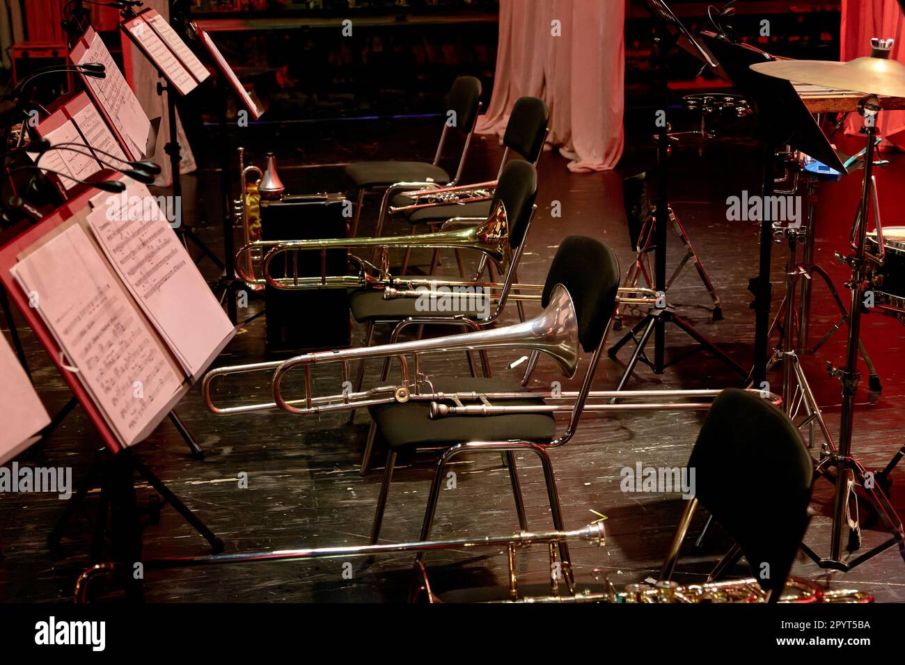 Das Bild einer Messinginstrumenttrombone liegt auf einem Stuhl Stockfoto