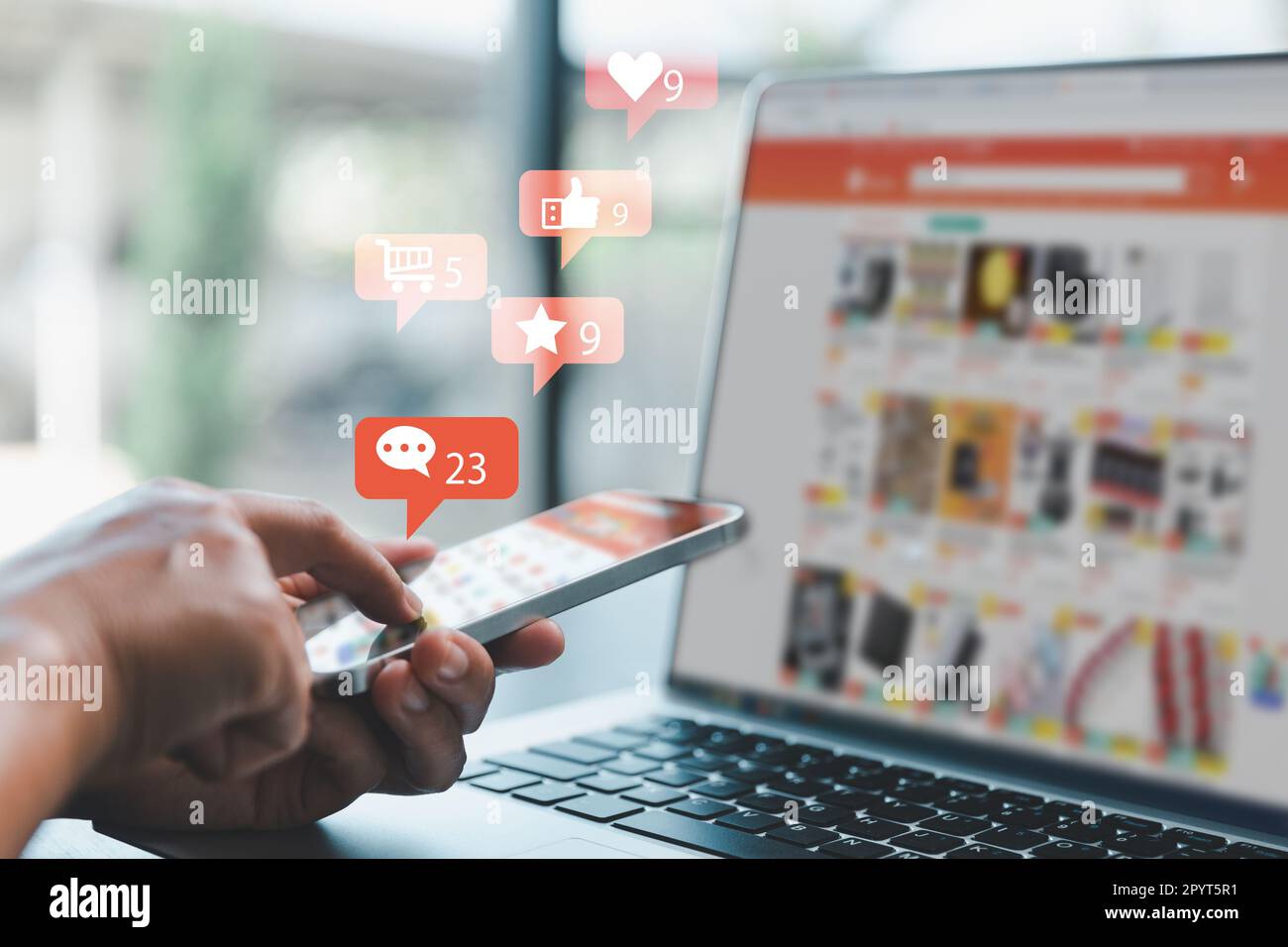 Geschäftsfrau, die ein Smartphone mit Social-Network-Service oder SNS nutzt, Social-Media-Konzept. Frau, die einen Laptop benutzt und zu Hause bleibt, um online zu gehen Stockfoto