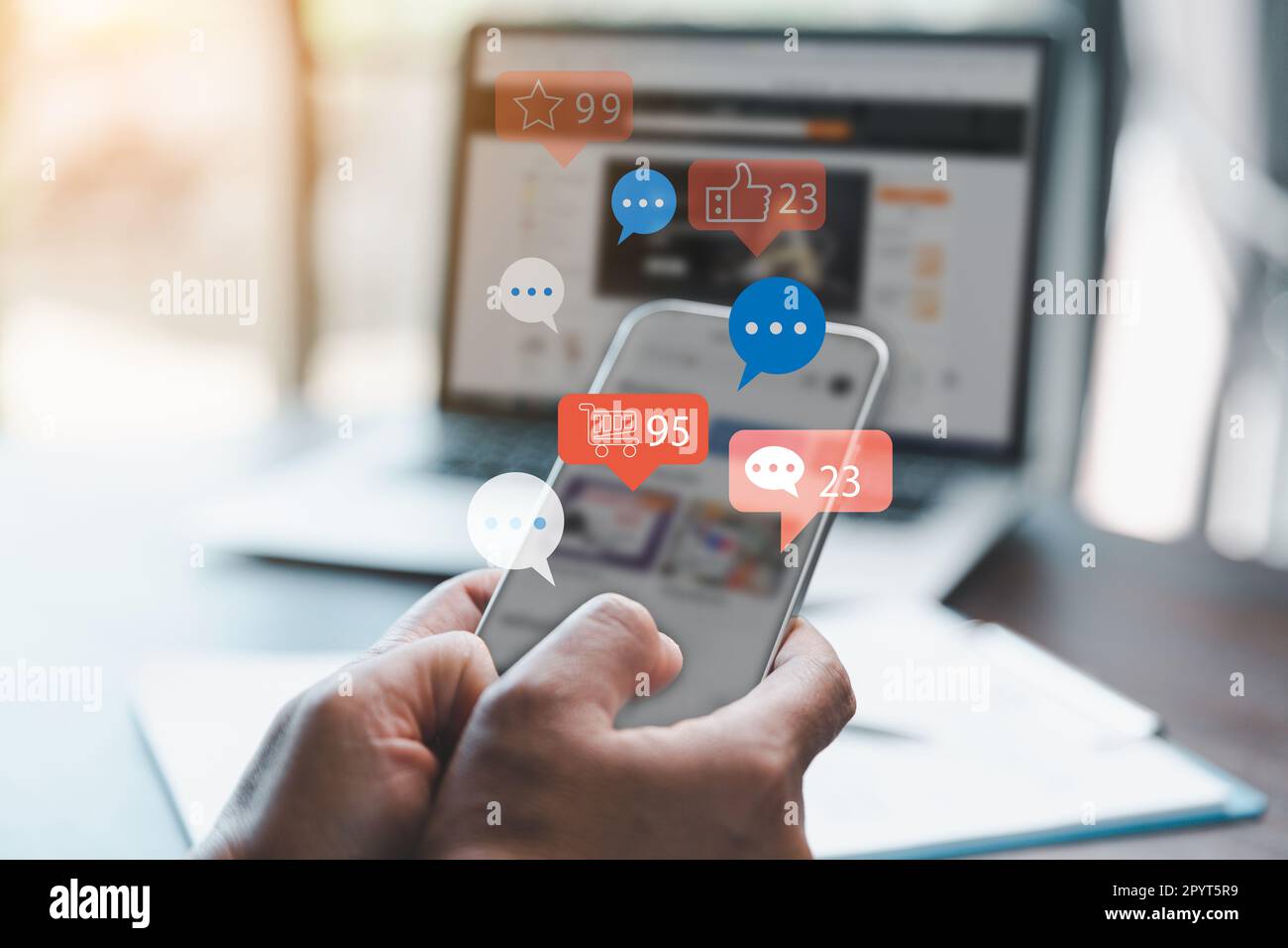 Geschäftsfrau, die ein Smartphone mit Social-Network-Service oder SNS nutzt, Social-Media-Konzept. Frau, die einen Laptop benutzt und zu Hause bleibt, um online zu gehen Stockfoto