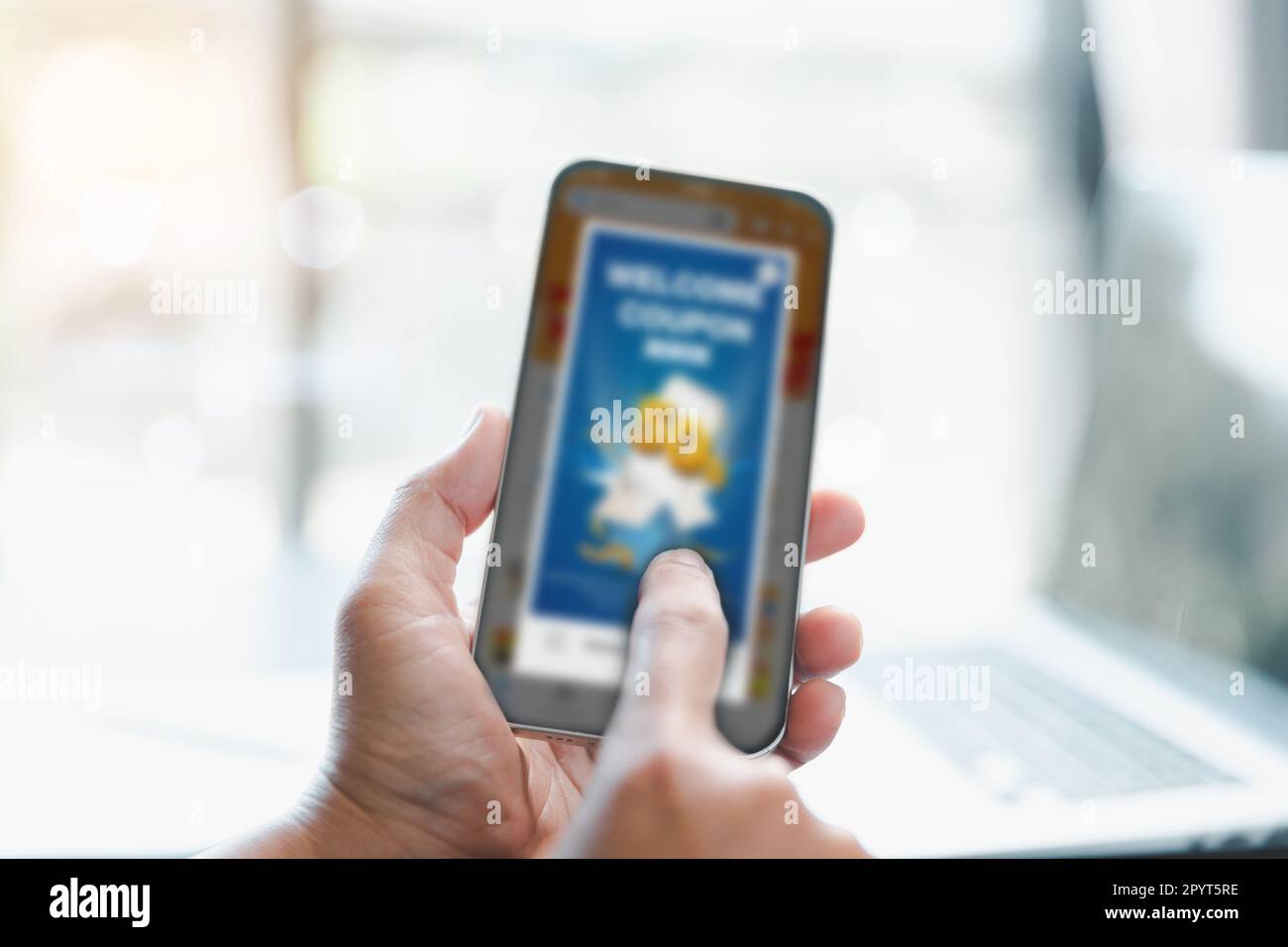 Geschäftsfrau, die ein Smartphone mit Social-Network-Service oder SNS nutzt, Social-Media-Konzept. Frau, die einen Laptop benutzt und zu Hause bleibt, um online zu gehen Stockfoto