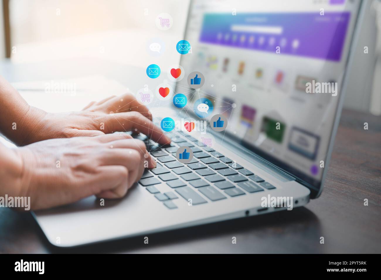 Geschäftsfrau, die einen Laptop mit sozialen Netzwerken oder sozialen Netzwerken nutzt, Social-Media-Konzept. Frau, die einen Laptop benutzt und nur zu Hause bleibt Stockfoto