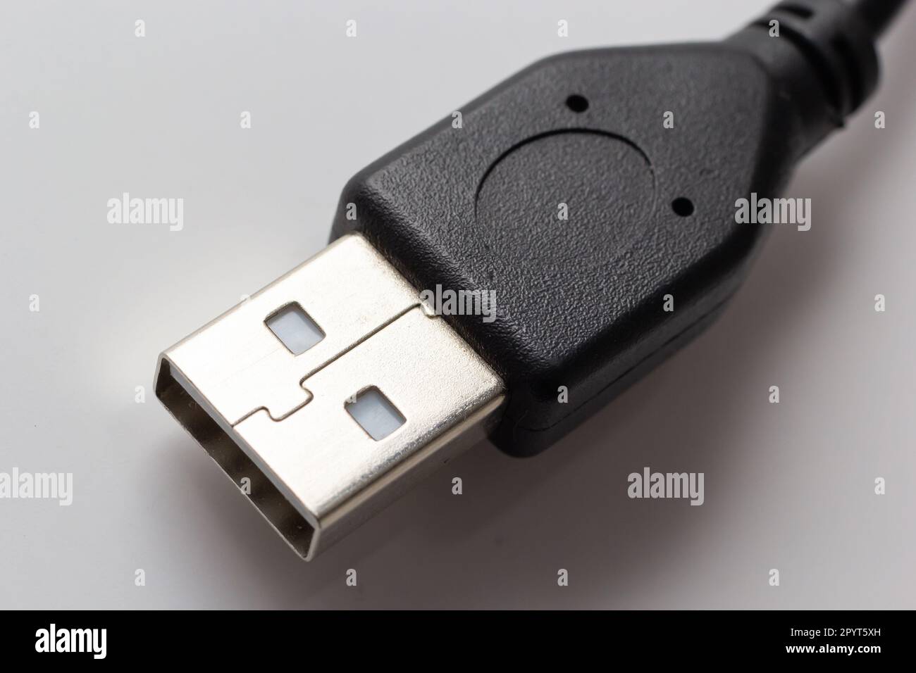 Nahaufnahme des USB-Kabels auf weißem Hintergrund. Datenübertragungstechnologien zwischen Geräten über Kabel. Stockfoto