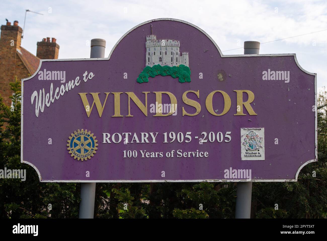 Windsor, Berkshire, Großbritannien. 5. Mai 2023. Ein Schild "Willkommen in Windsor". Die ehemalige konservative Hochburg Windsor und Maidenhead wurde nach den gestrigen Kommunalwahlen von den Liberaldemokraten eingenommen. Die Ergebnisse für alle Stationen bei den Wahlen zwischen Windsor und Maidenhead wurden verkündet. Die neue Zusammensetzung der Sitze des rates lautet jetzt Liberaldemokraten 22, Konservative 7, die übrigen Sitze gehen an unabhängige. Kredit: Maureen McLean/Alamy Live News Stockfoto