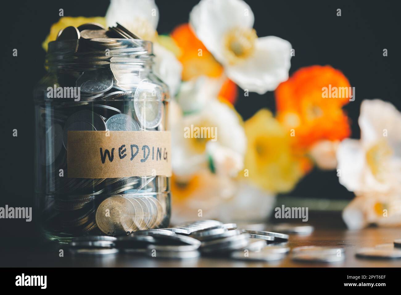 Sparen Sie Geld für Hochzeiten und Hochzeitskonzepte. Nachhaltiges finanzielles Ziel für Familien- oder Eheleben. Miniaturhochzeit in Reihen aufsteigender C. Stockfoto