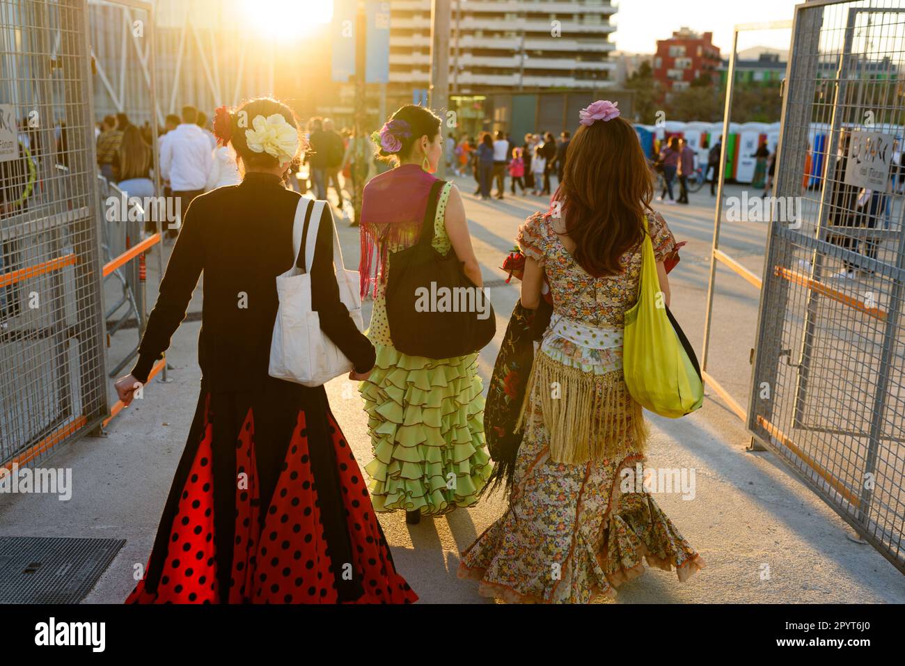 Barcelona, Spanien - 23. April 2023: Frauen in traditionellen andalusischen Kleidern werden während der Feierlichkeiten für die traditionelle „Feria de Abril“ oder Sevilla Fai gesehen Stockfoto