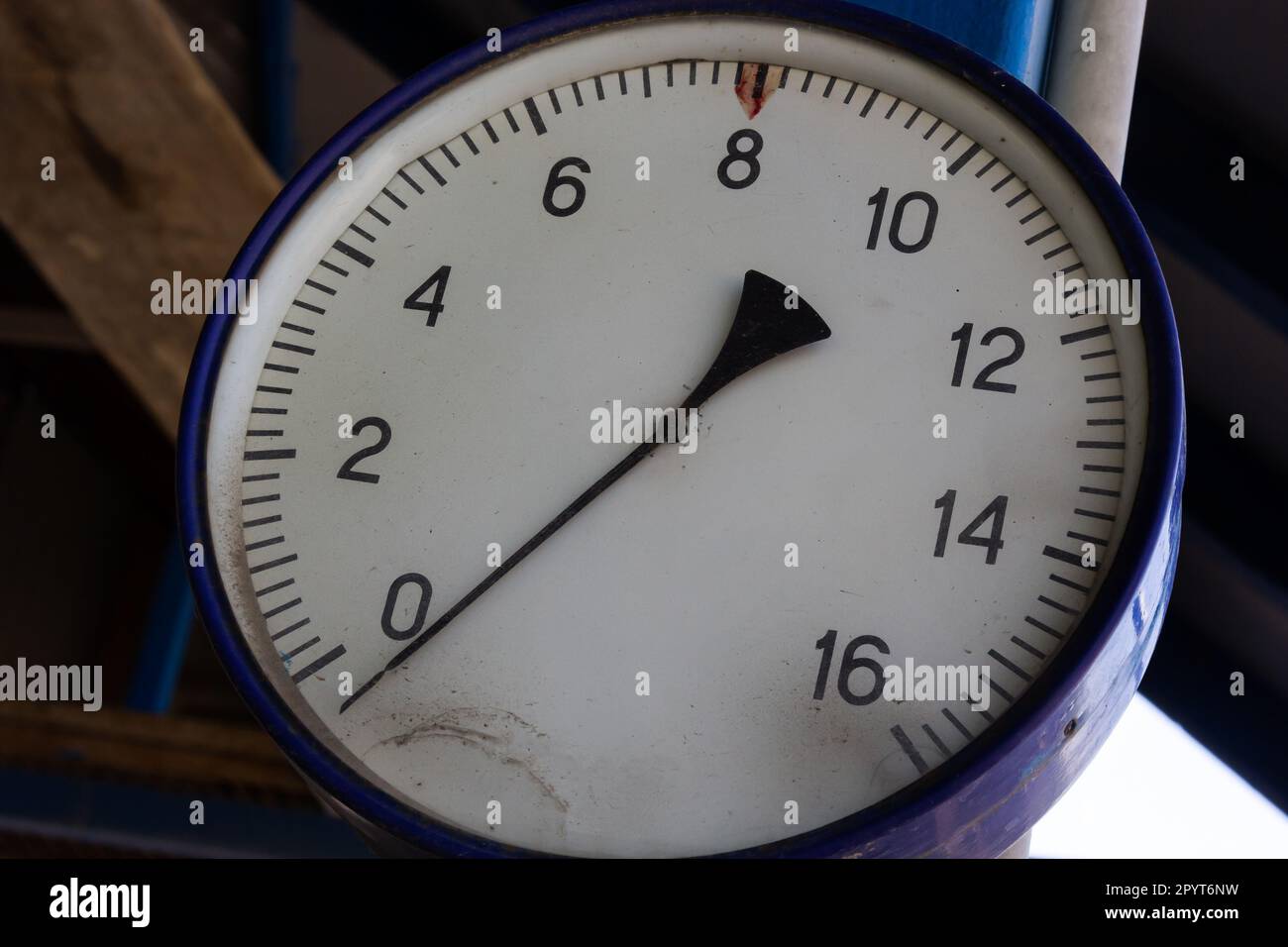 Altes Rundmanometer mit Skala und Pfeilen im Nahbereich. Stockfoto Altes Rundmanometer mit Skala und Pfeilen im Nahbereich. Stockfoto