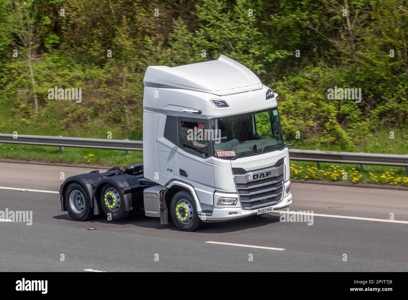 Neue DAF XO 450-Zugmaschine mit Rädern und mittlerem Hubgerüst, Fahrt auf Handelsschildern; Fahrt auf der Autobahn M61, Großbritannien Stockfoto