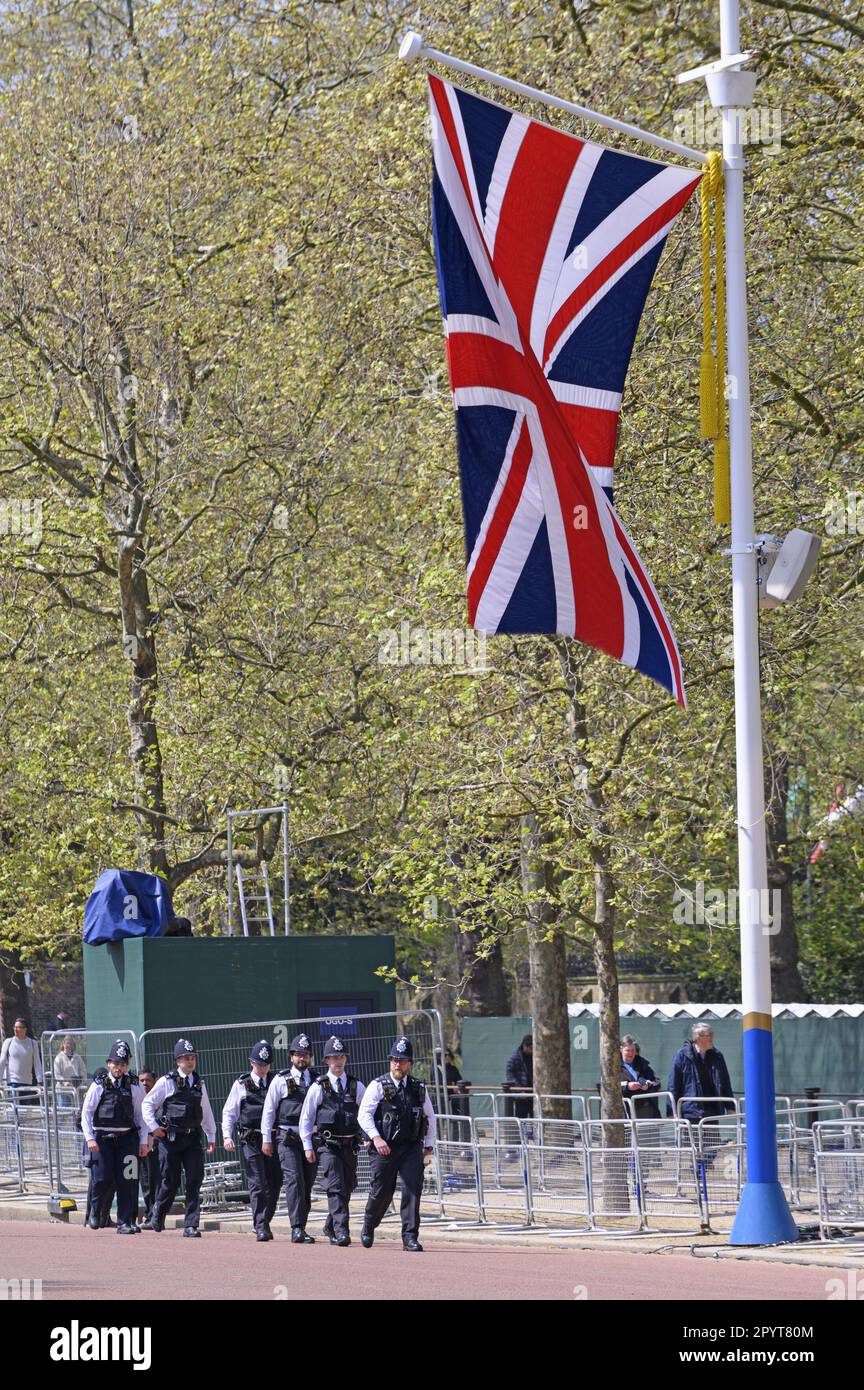 London, England, Großbritannien. Polizeibeamte in der Mall während der Vorbereitungen für die Krönung von König Karl am 3. Mai 2023 Stockfoto
