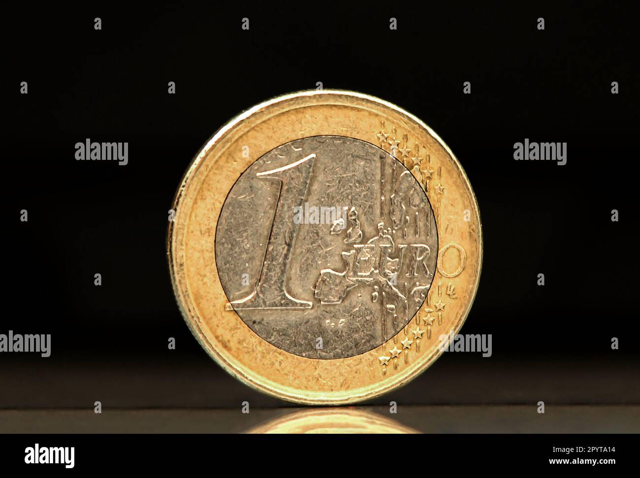 Eine sehr gebrauchte 1-Euro-Münze auf schwarzem Hintergrund Stockfoto