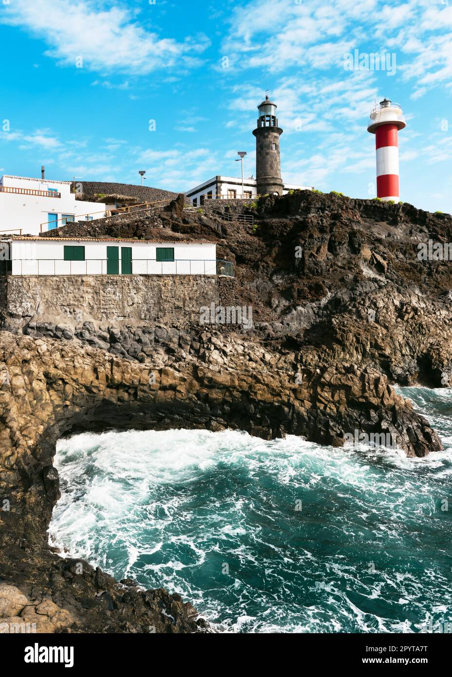 Atlantische vulkanische schwarze Küste in La Palma mit zwei Leuchttürmen, altem Stein und weiß-rot gestreift mit vulkanischem Felsfeld in Fuencaliente, La Palma, Ca Stockfoto