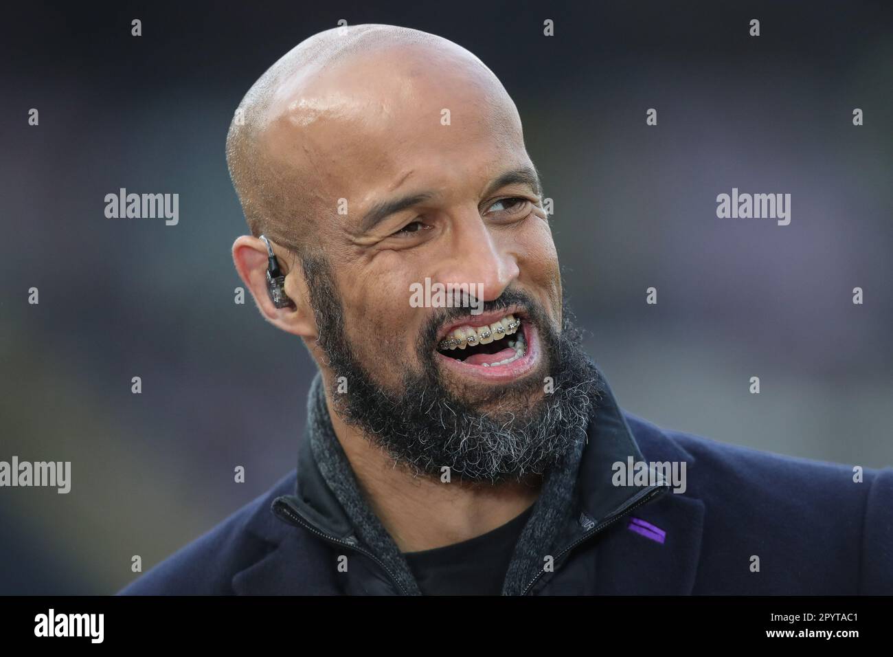 Hull, UK. 04. Mai 2023. Sky Sports-Moderator Jamie Jones Buchanan spricht vor dem Spiel der Betfred Super League Runde 11 Hull FC gegen Wigan Warriors im MKM Stadium, Hull, Großbritannien, 4. Mai 2023 (Foto von James Heaton/News Images) in Hull, Großbritannien, am 5./4. Mai 2023. (Foto: James Heaton/News Images/Sipa USA) Guthaben: SIPA USA/Alamy Live News Stockfoto