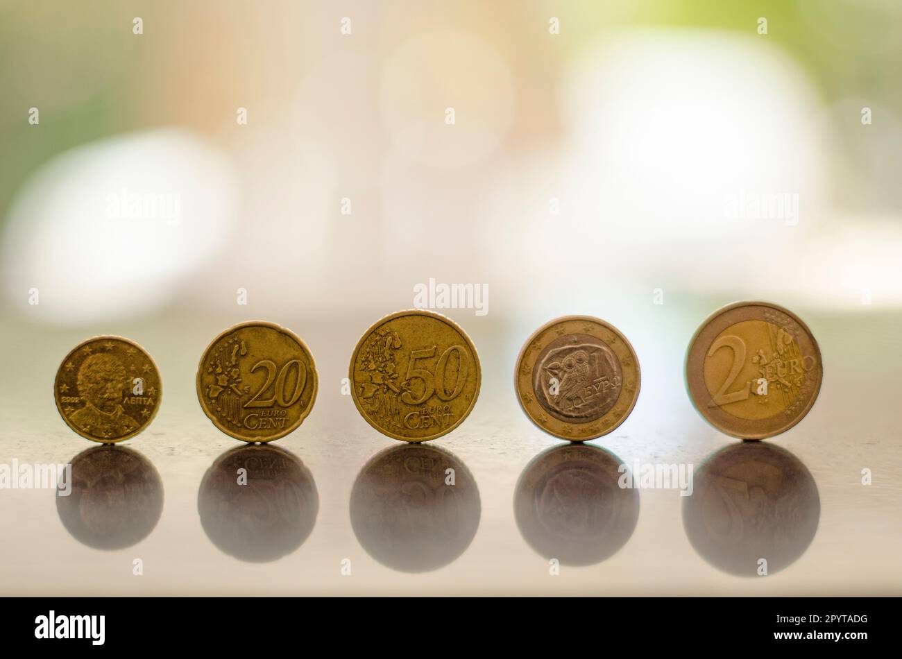 Gebrauchte Euro-Münzen hintereinander. Unscharfer Hintergrund Stockfoto