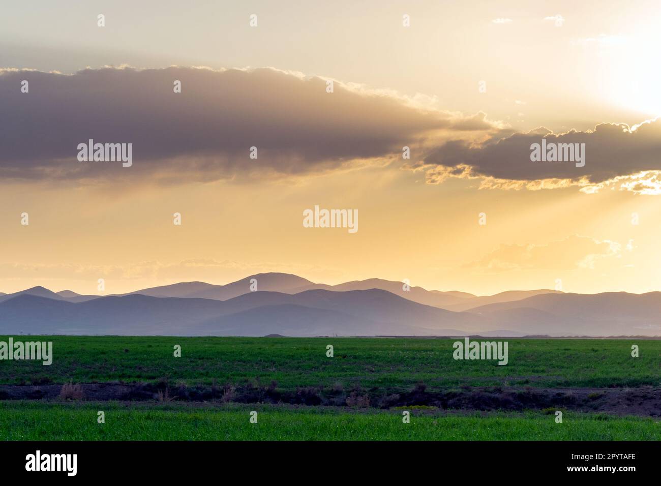 Eine wunderschöne Landschaft, geschaffen durch die ineinander verflochtenen Berge vor Sonnenlicht und Schatten Stockfoto