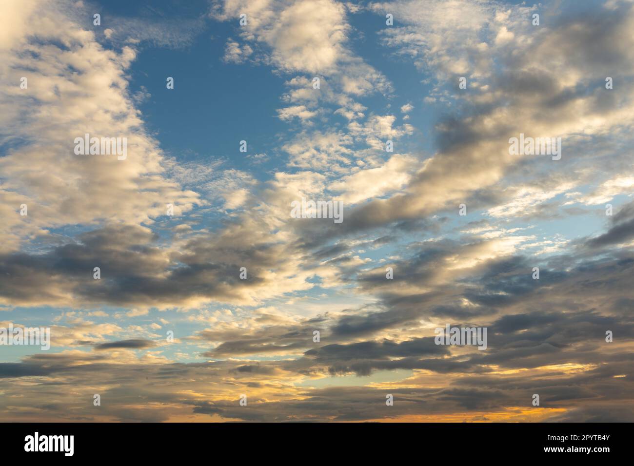 Wunderschöner bewölkter Himmel bei Sonnenuntergang, Nachbildung des Himmels, Naturhintergrund Stockfoto