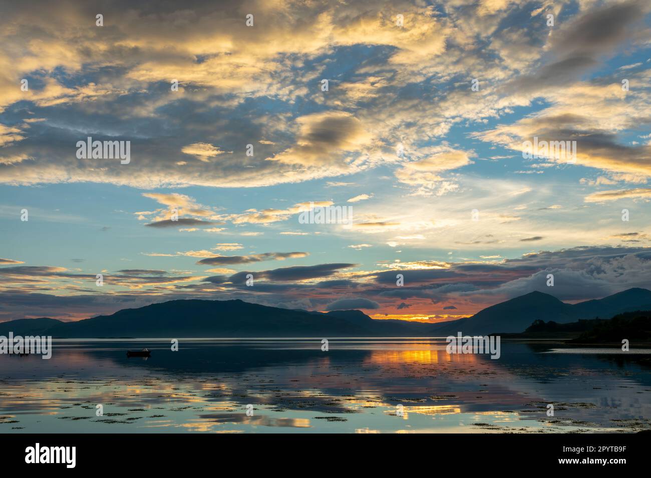 Dramatischer Sonnenuntergang mit Wasserreflexionen auf Loch Laich, Argyll, Schottland, Großbritannien Stockfoto