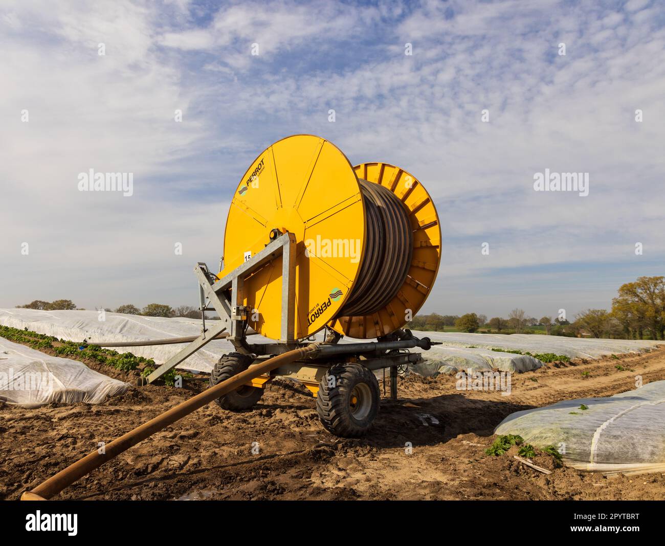 Bewässerungssystem für landwirtschaftliche Schlauchtrommeln auf dem Feld. Suffolk. UK Stockfoto