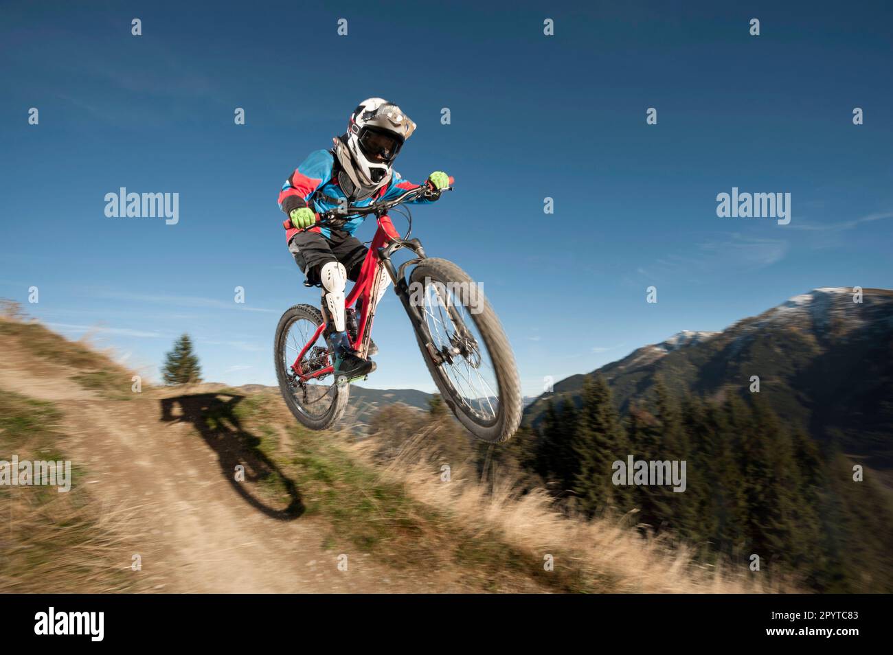 Mountainbiker springt über eine Bodenwelle, Saalbach-Hinterglemm, Zell am See, Salzburg, Österreich Stockfoto