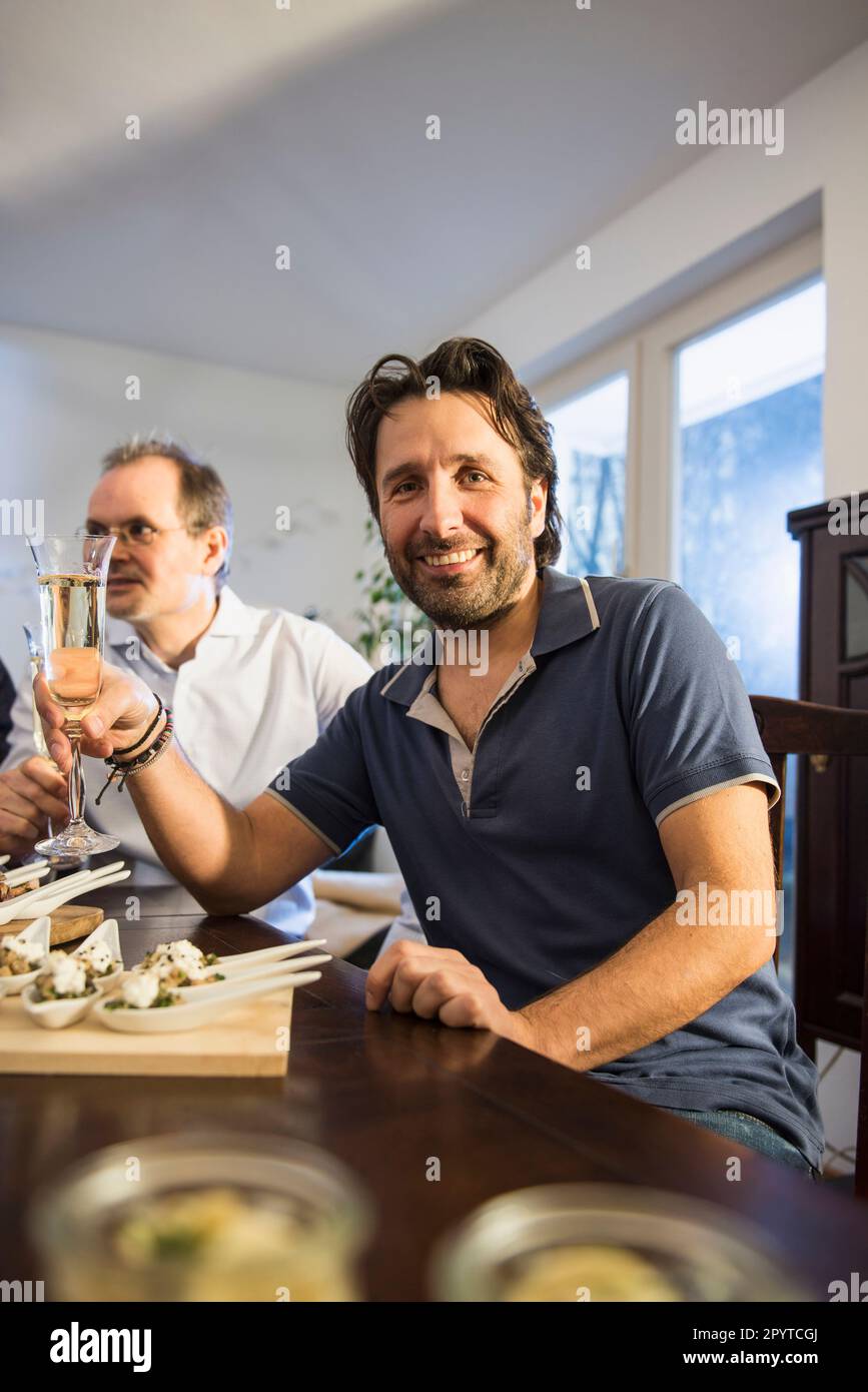 Ein Mann mit einem Glas Sekt Stockfoto