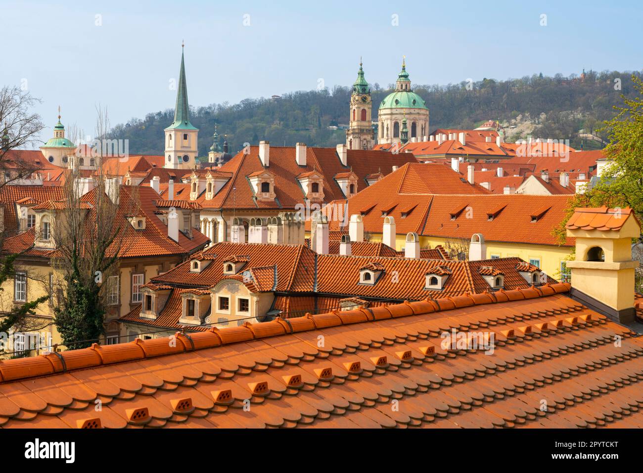 St. Nicholaskirche aus dem Fürstenberg-Garten, Prag, Tschechische Republik Stockfoto