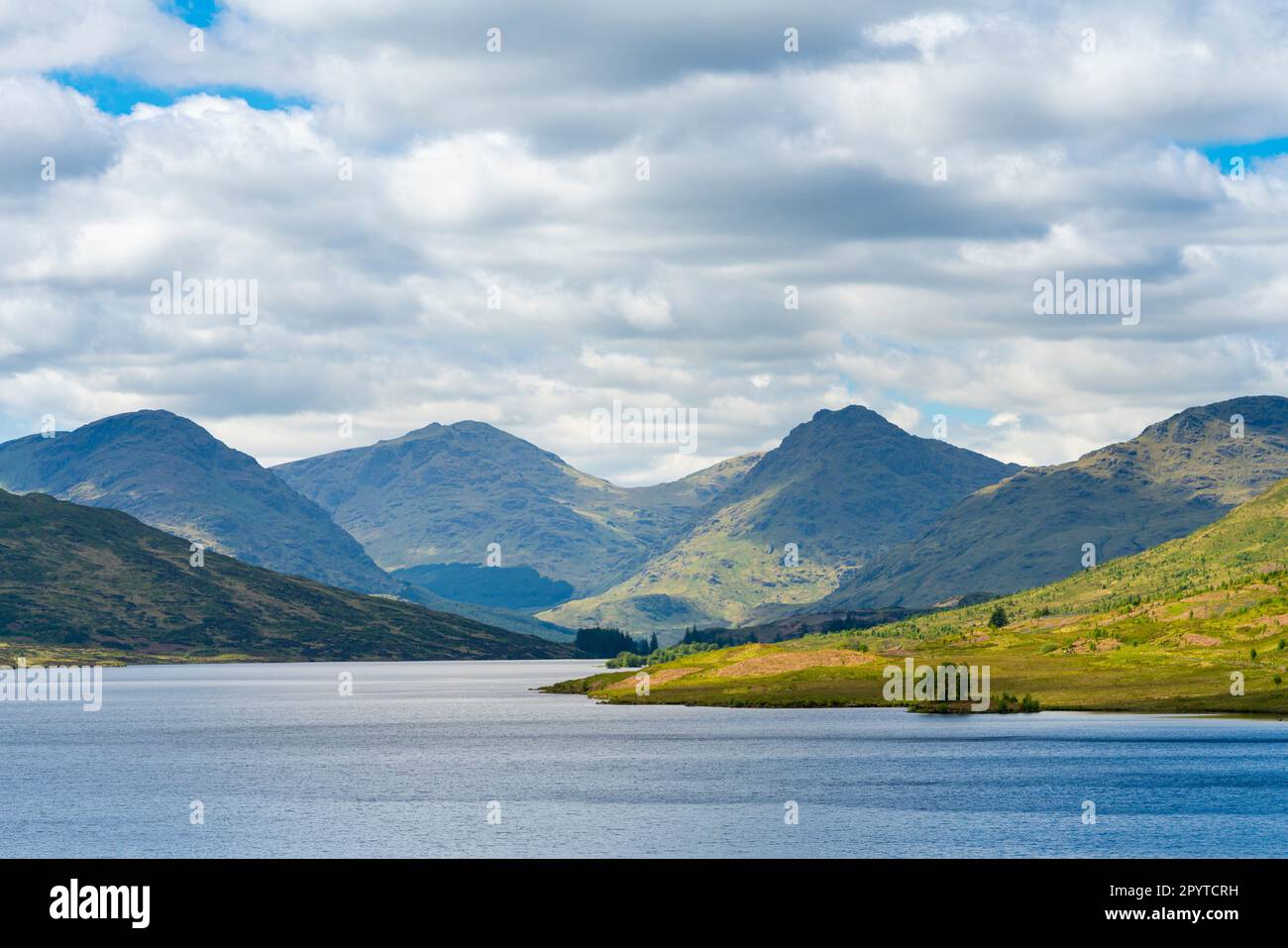 Loch Arklet mit Bergen im Hintergrund, Schottland, Großbritannien Stockfoto