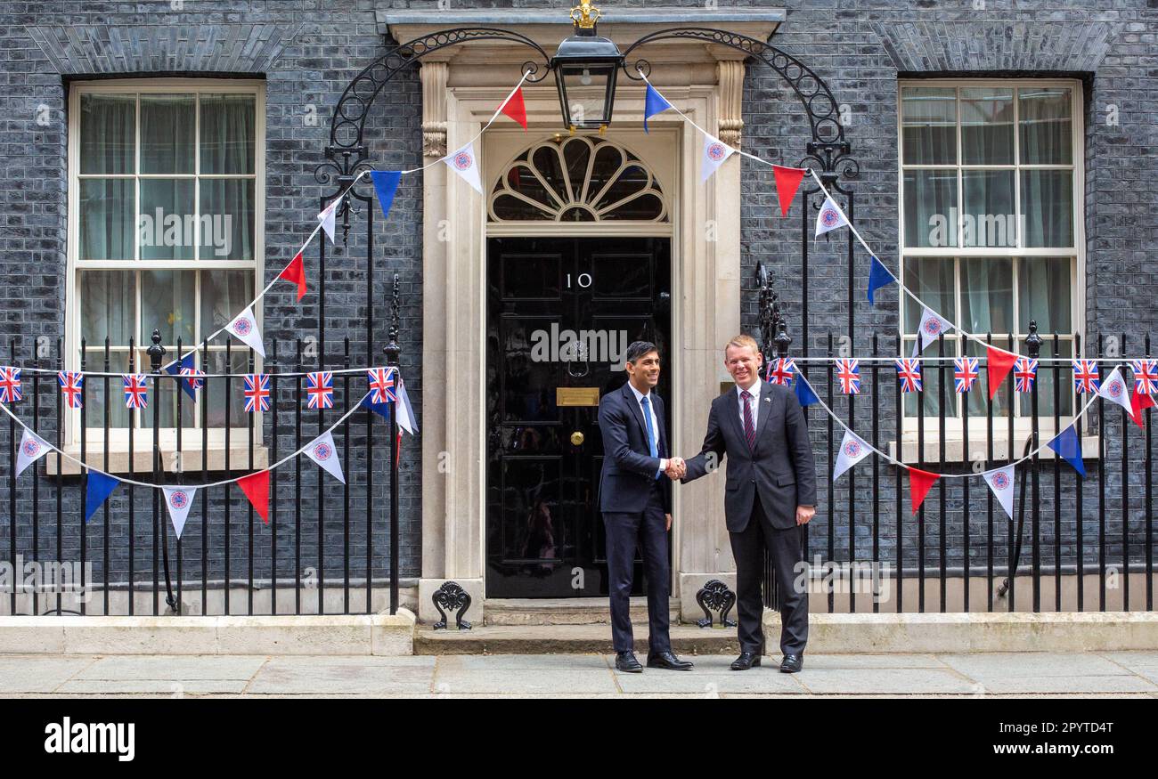 London, England, Großbritannien. 5. Mai 2023. Der britische Premierminister RISHI SUNAK begrüßt den neuseeländischen Premierminister CHRIS HIPKINS in der Downing Street 10. (Kreditbild: © Tayfun Salci/ZUMA Press Wire) NUR REDAKTIONELLE VERWENDUNG! Nicht für den kommerziellen GEBRAUCH! Stockfoto