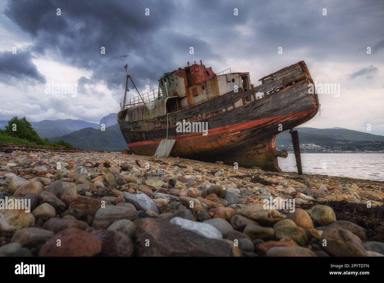 Das unheimliche Schiffswrack von Corpach mit dem großen Ben Nevis, Schottland. Stockfoto
