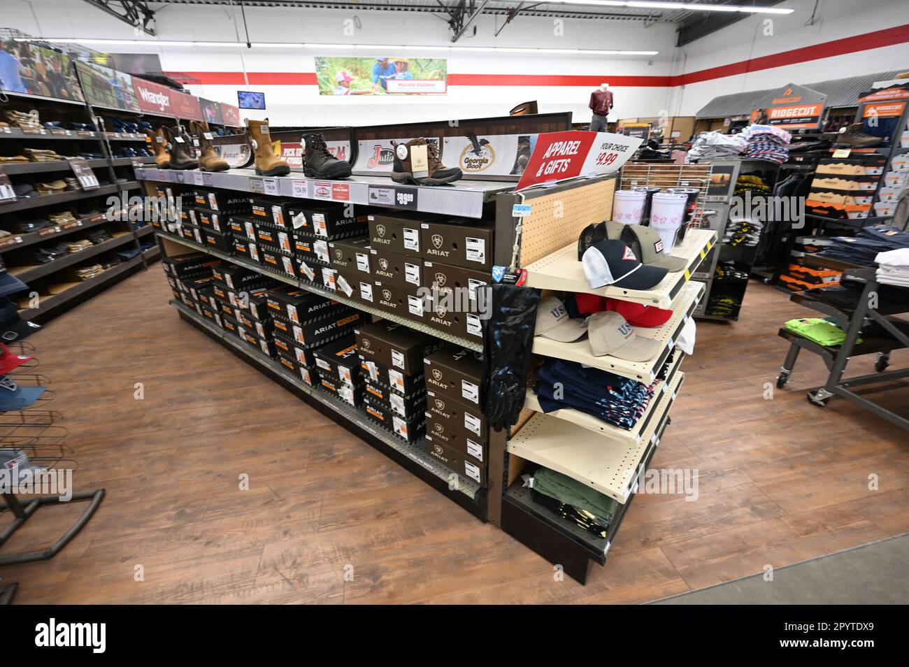 Schuhregale bei Tractor Supplies. Stockfoto