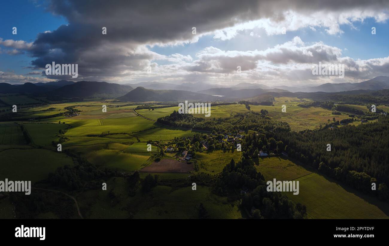 Die Skyline der schottischen Felder aus der Luft. Stockfoto