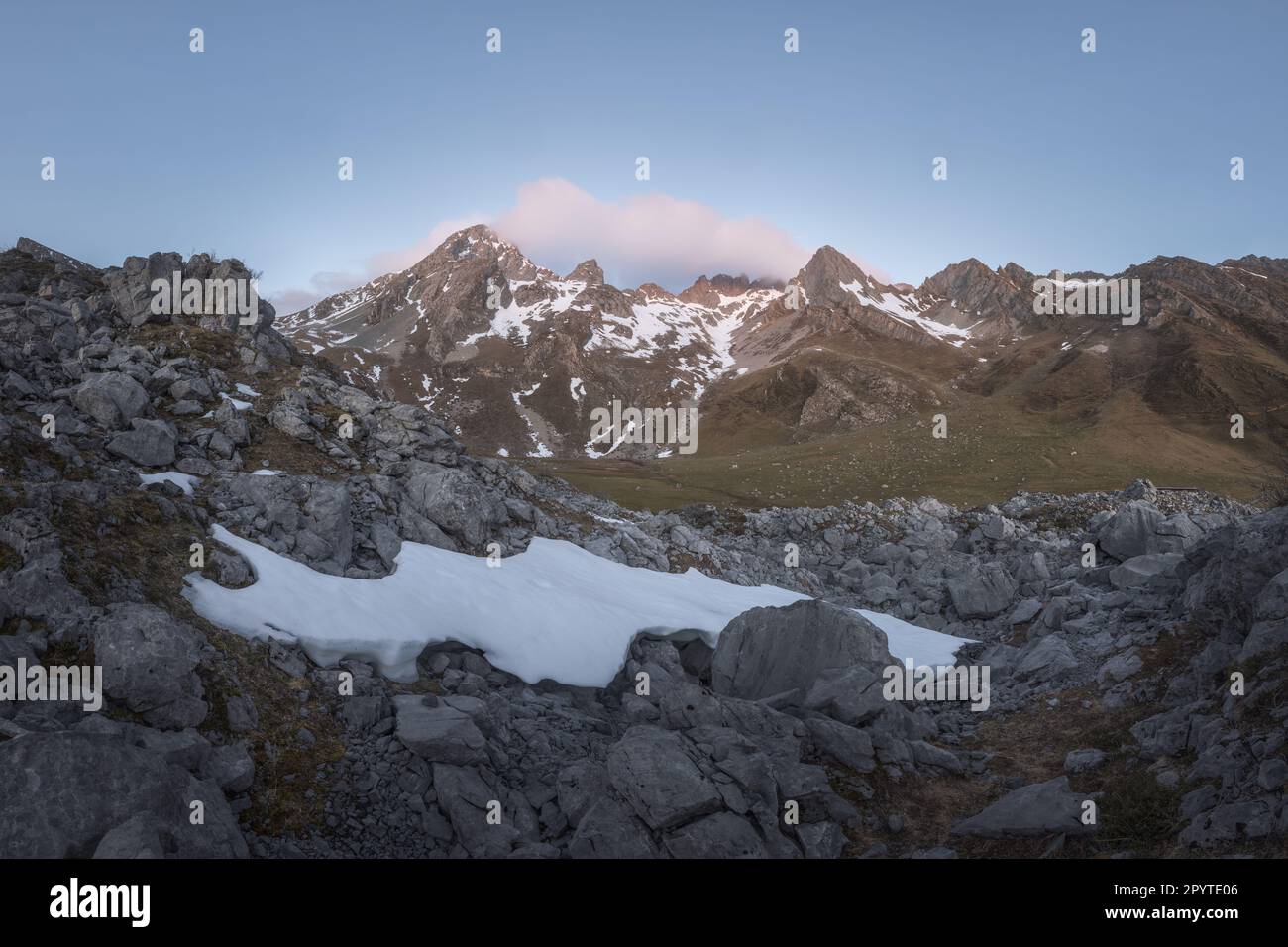 Der letzte Schnee in den Bergen von PeÃ±a UbiÃ±a LeÃ³n. Spanien Stockfoto