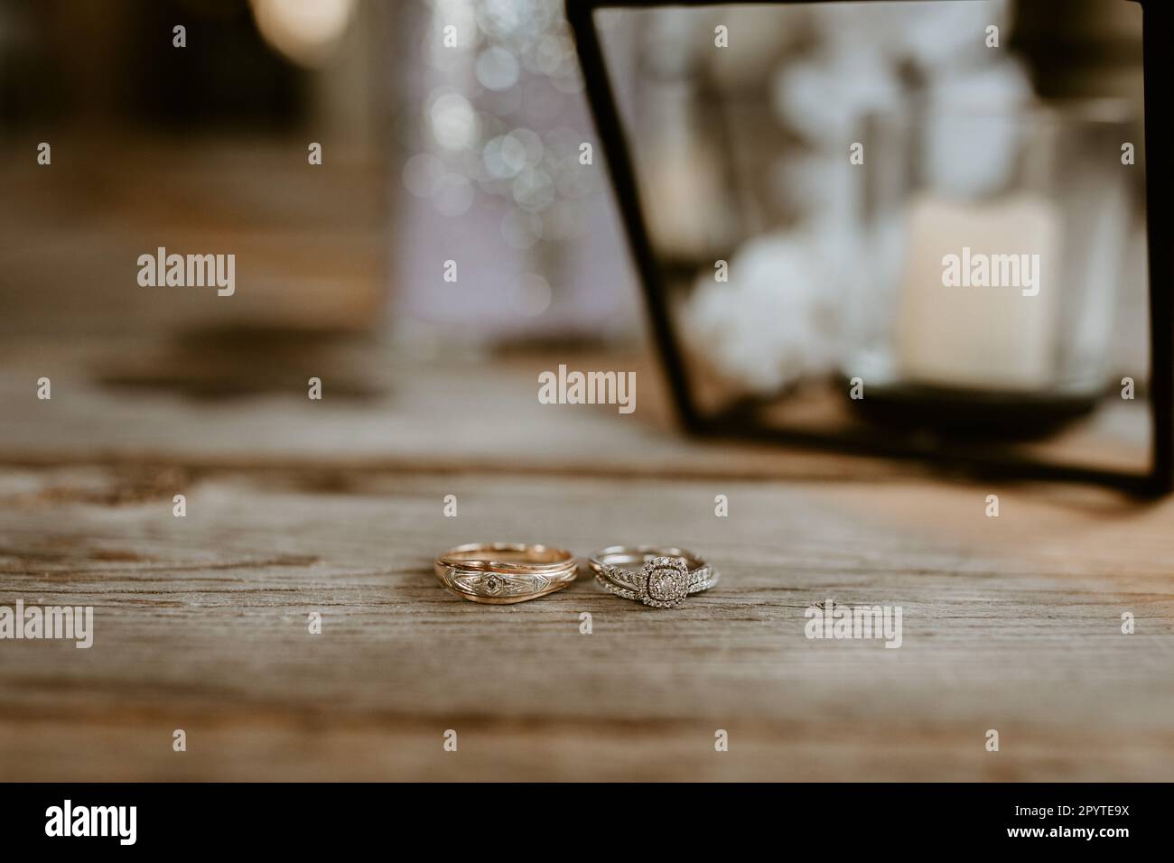 Gold- und Silberhochzeiten mit Diamanten auf einem rustikalen Holztisch Stockfoto
