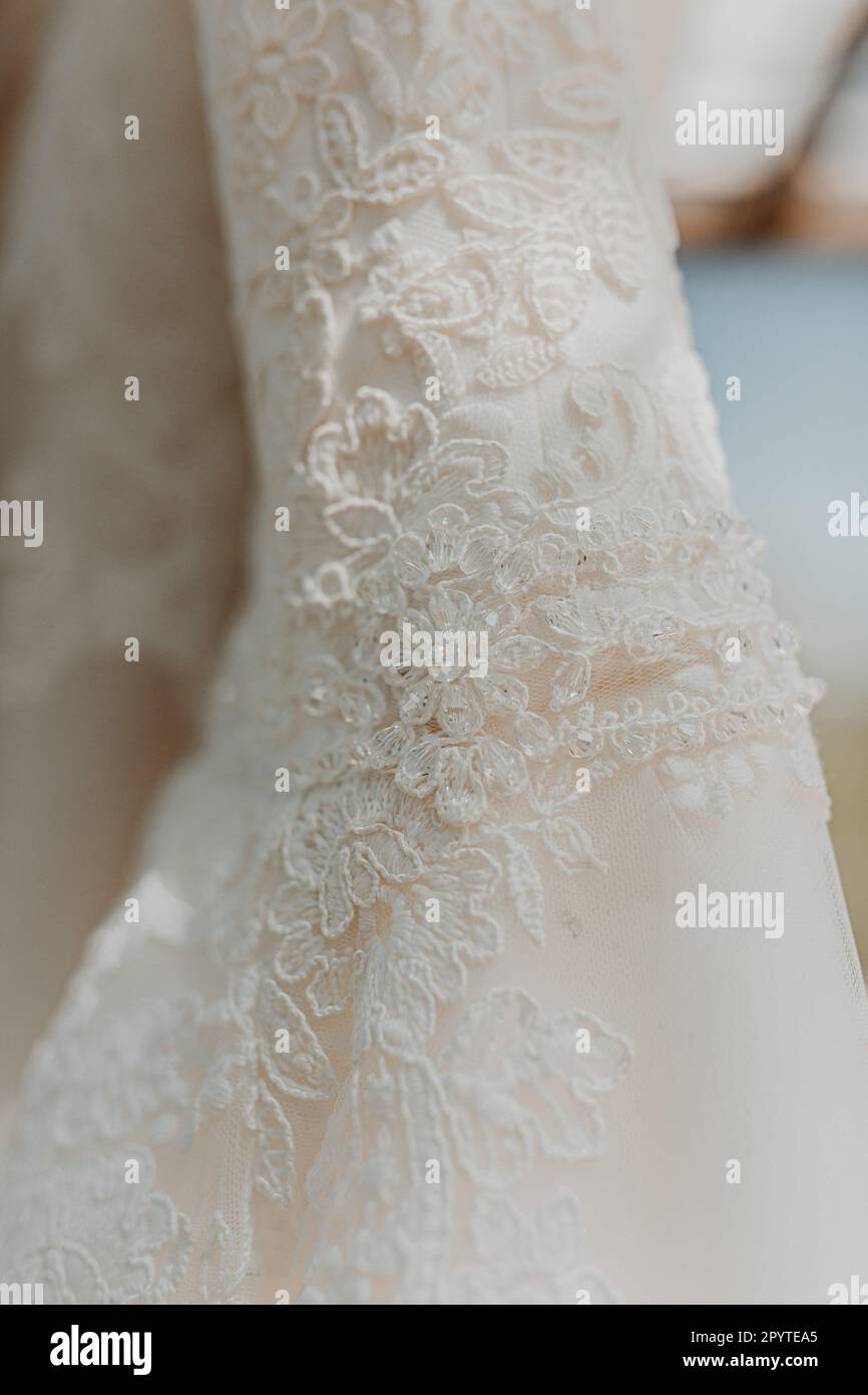 Altmodisches Hochzeitskleid mit Spitze und Perlen Stockfoto