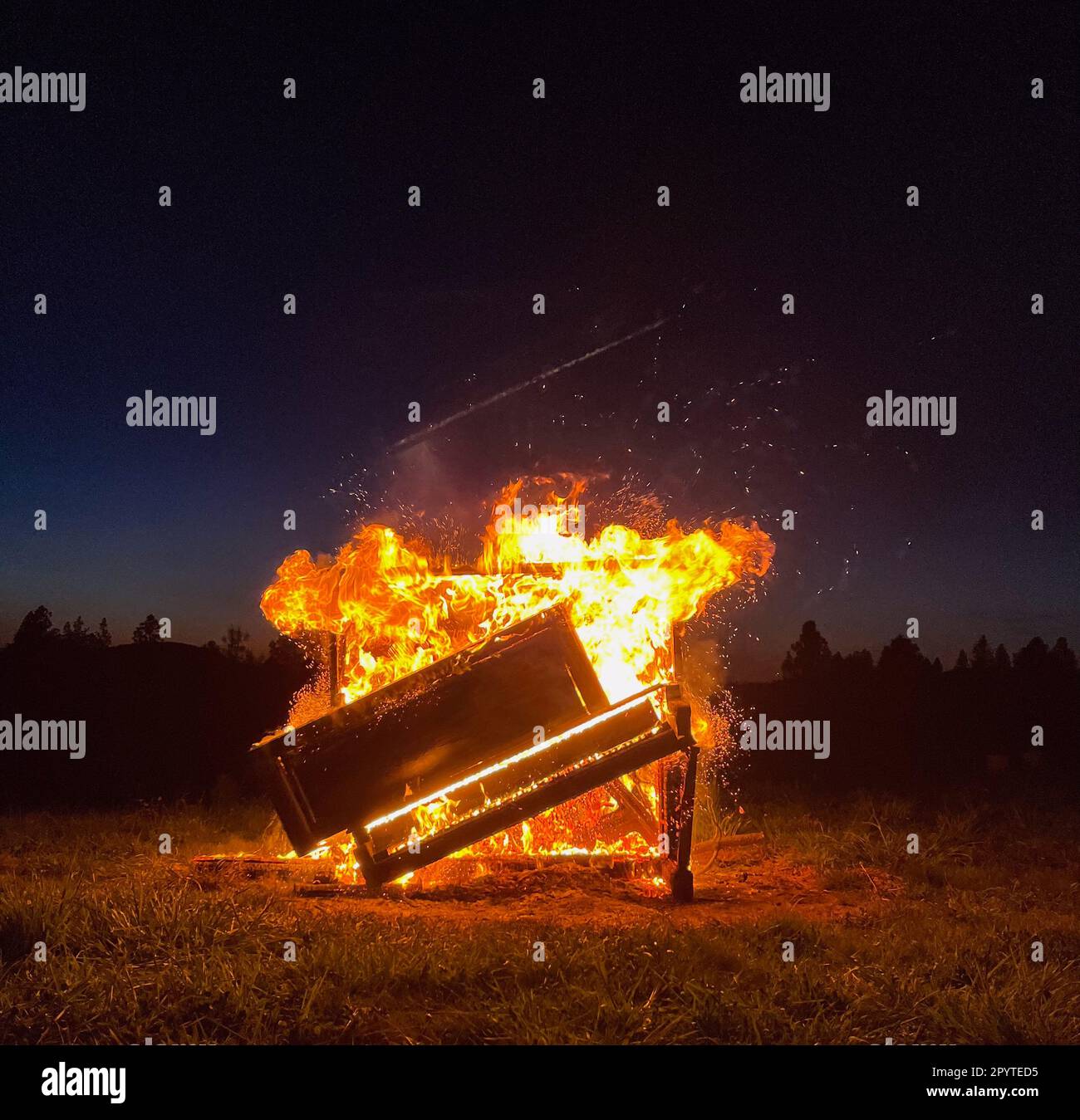 Klavierbrand auf einem Feld in Nordkalifornien Stockfoto