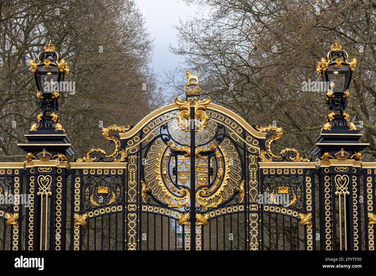 Wunderschöne Aussicht auf das Buckingham Palace-Gebäudetor im Zentrum von London Stockfoto