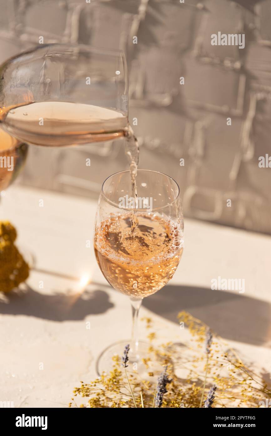Im heißen Sommer gießt Wein ins Glas Stockfoto