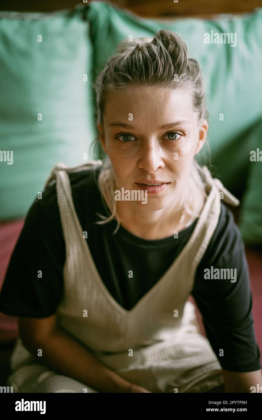 Porträt einer Frau, Nahaufnahme, ausdrucksstarke Augen. Stockfoto