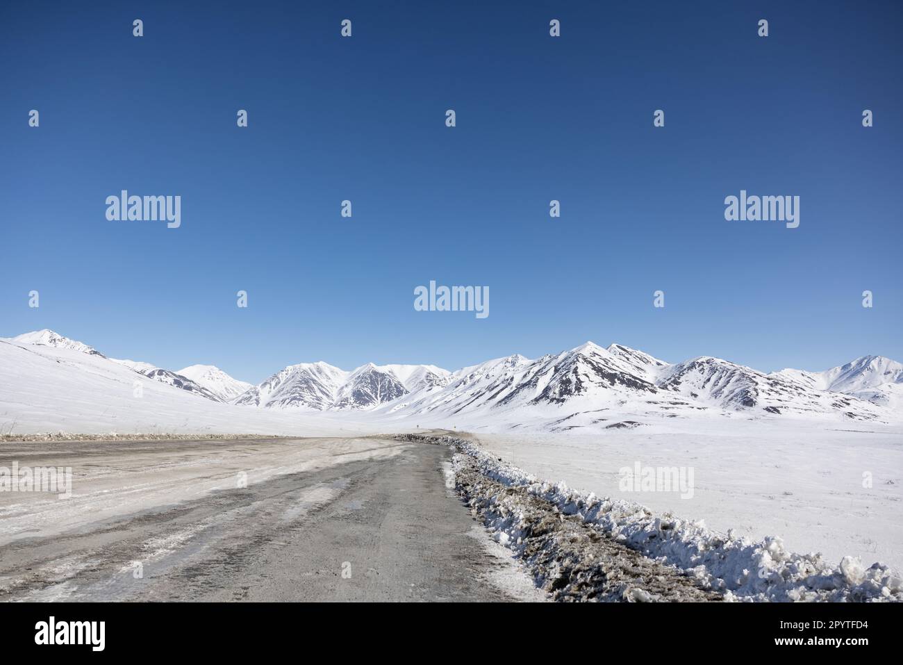 James Dalton Highway mit einer wunderschönen, klaren Bergkette in Alaska Stockfoto