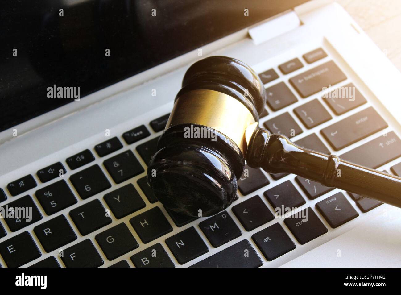 Selektives Fokusbild von Richter Hammer und Tastatur. Cyberkriminalität, Recht, Recht und Online-Auktionskonzept Stockfoto