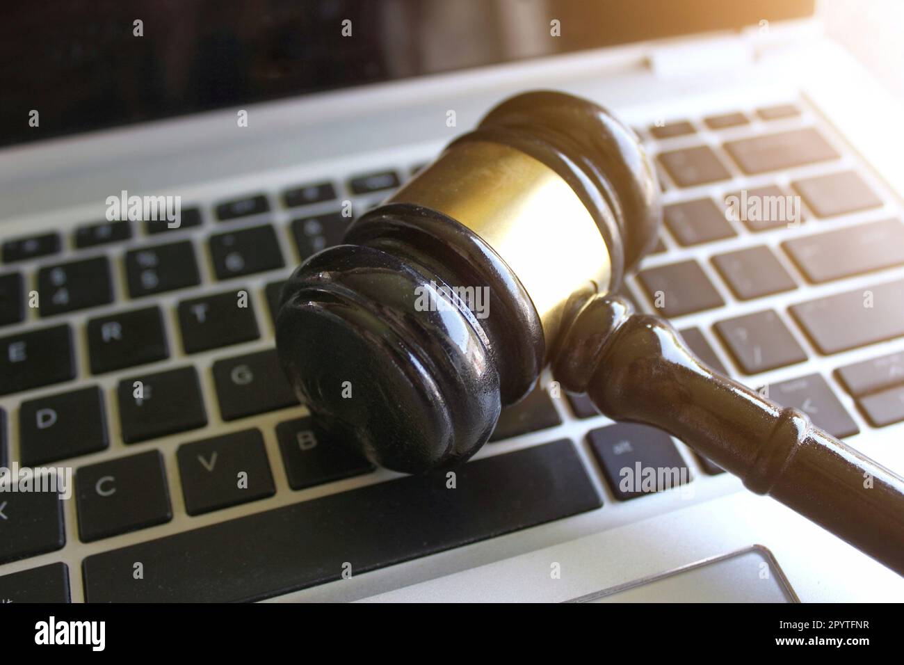 Selektives Fokusbild von Richter Hammer und Tastatur. Cyberkriminalität, Recht, Recht und Online-Auktionskonzept Stockfoto