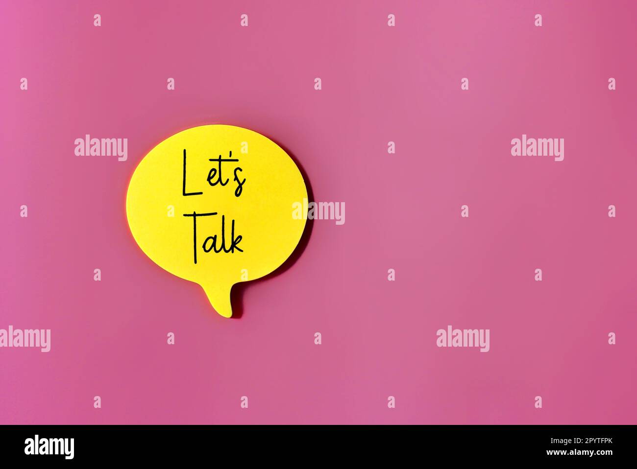 Draufsicht der Sprechblase mit Text LET's TALK auf pinkfarbenem Hintergrund mit Kopierbereich. Stockfoto