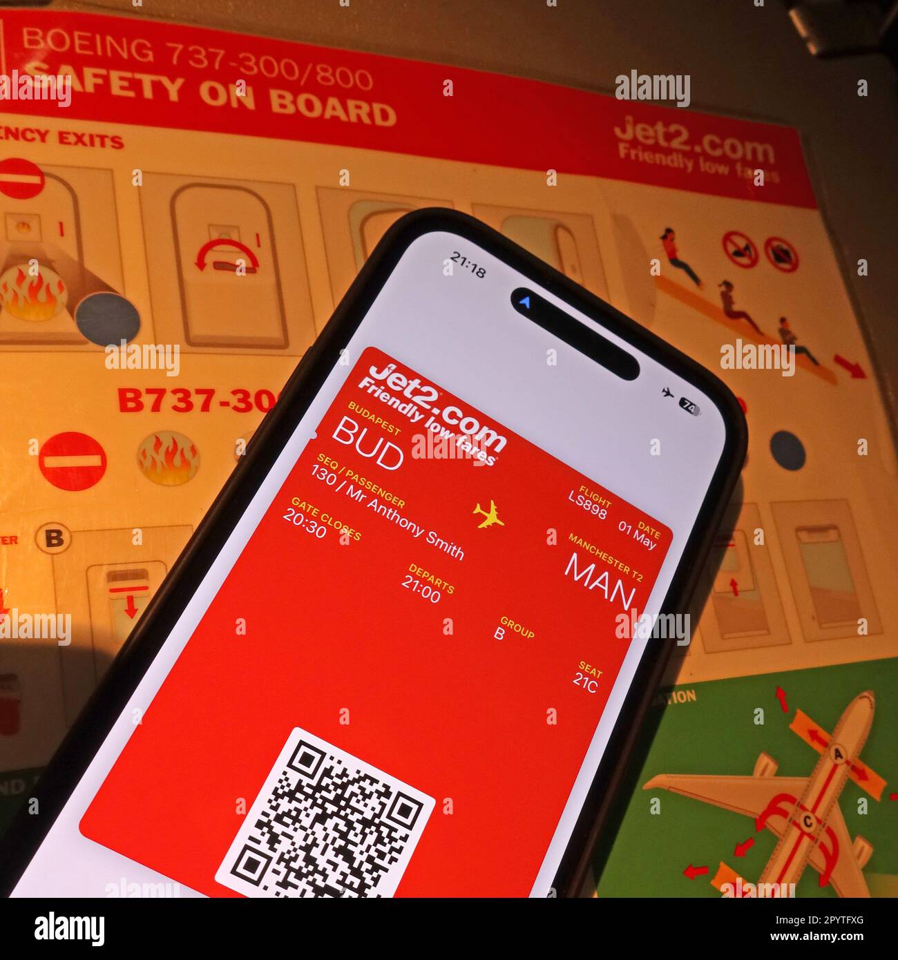Jet2 digitale Bordkarte App auf einem iphone, BUD-MAN, Flug Budapest nach Manchester - Sicherheitsblatt an Bord Stockfoto