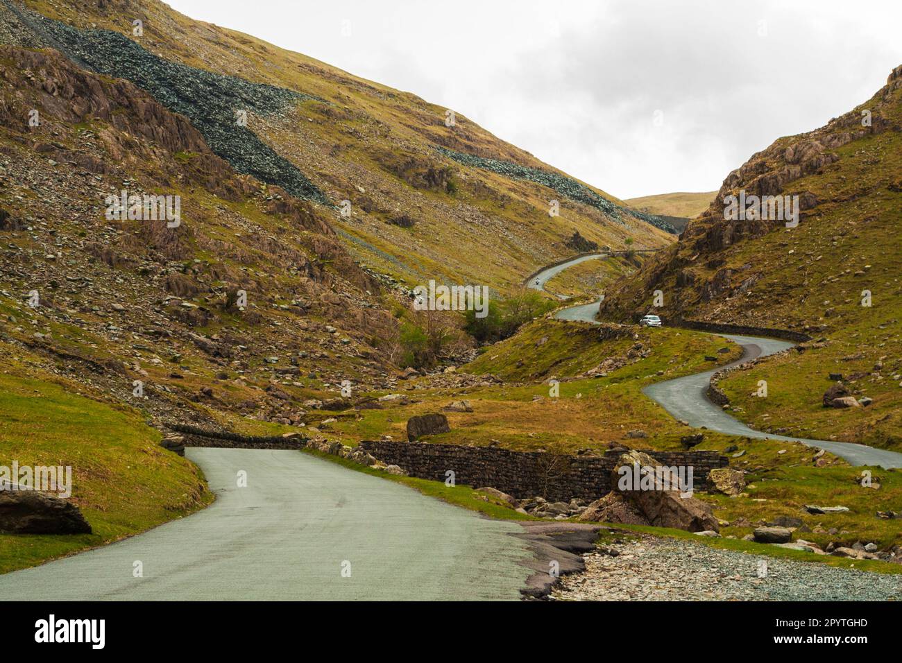 Die beeindruckende Honister Pass im Nationalpark Lake District, Cumbria, England mit seinen verwinkelten Straßen und unwegsamen Gelände Stockfoto