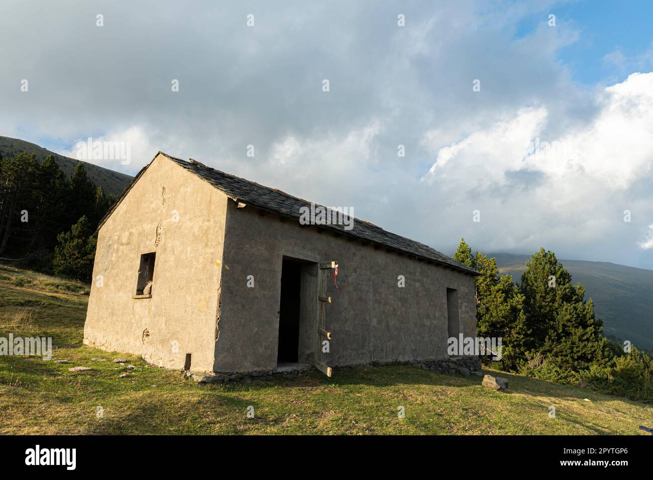 Sommerlandschaft mit Berghütte und bewölktem Himmel Stockfoto